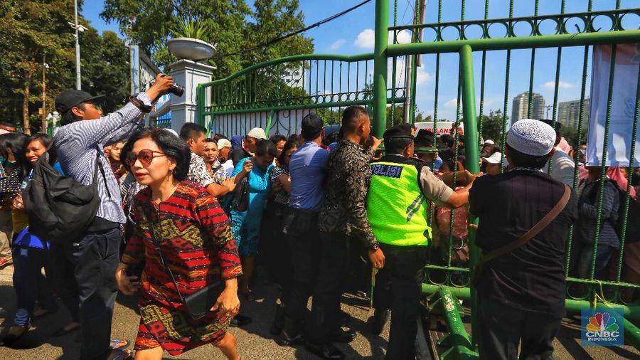 Presiden Joko Widodo (Jokowi) membuka kesempatan bagi masyarakat yang ingin bersilaturahmi dengannya dengan menggelar open house di Istana Negara, Rabu (5/6/19)