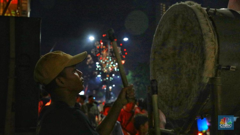 Selain memukul beduk dan bersalawat, para warga juga menyalakan petasan dan kembang api untuk memeriahkan malam takbiran.