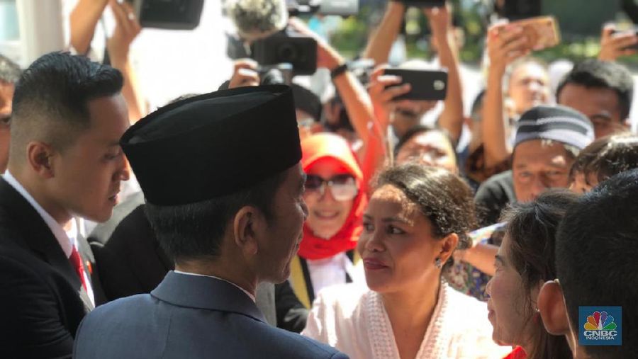 Presiden Joko Widodo bersama dengan Ibu Negara Iriana Jokowi menggelar silaturahmi Hari Raya Idul Fitri 1440 H di Istana Negara, Jakarta.