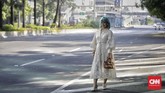 Beberapa warga juga tampak menggunakan latar jalanan sepi untuk melakukan sesi foto dengan model profesional. (CNN Indonesia/Adhi Wicaksono)