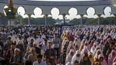 Umat Islam melaksanakan salat Id di Masjid Agung Jawa Tengah, Semarang, Jawa Tengah Rabu (5/6). (ANTARA FOTO/Aji Styawan)