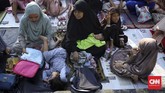 Umat Muslim melaksanakan salat Idul Fitri di kawasan Pelabuhan Sunda Kelapa, Jakarta, Rabu (5/6). (CNN Indonesia/Hesti Rika)