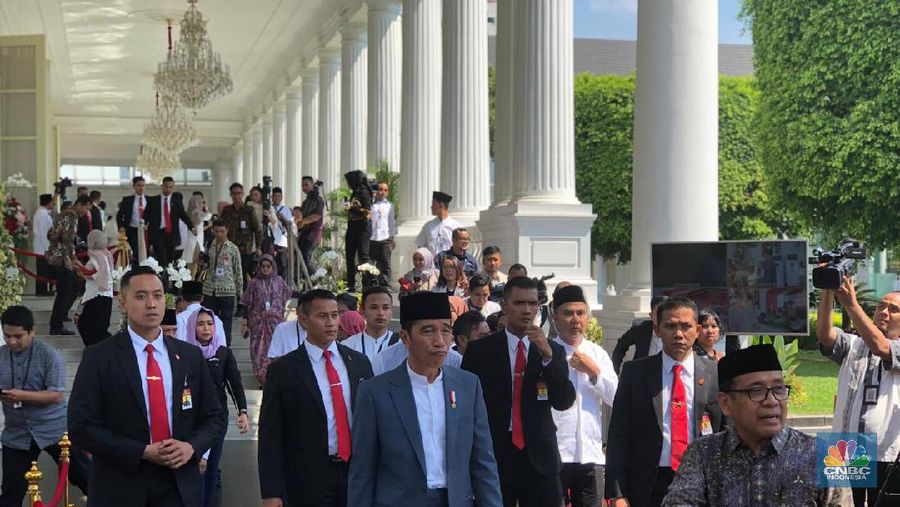 Presiden Joko Widodo (Jokowi) membuka kesempatan bagi masyarakat yang ingin bersilaturahmi dengannya dengan menggelar open house di Istana Negara, Rabu (5/6/19)