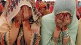 Muslim di Pakistan juga melukis tangannya dengan hena saat merayakan Idul Fitri. (AP Photo/K.M. Chaudary)
