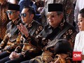 Batik Hitam Pertama dan Air Mata SBY di Pusara Ani Yudhoyono