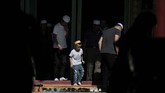 Bahkan di China pun masyarakat Muslim berbondong-bondong salat Id, termasuk anak-anak. (REUTERS/Wong Campion)