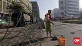 Warga tak hanya sekadar berfoto. Mereka membawa berbagai properti supaya hasil jepretan terlihat unik. (CNN Indonesia/Adhi Wicaksono)