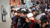 Rusia pun merayakan Idul Fitri. Mereka menggelar salat Id pada Selasa (4/6) kemarin. (REUTERS/Shamil Zhumatov)