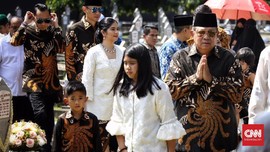 Ziarah ke Makam Ani, SBY Cerita Kenangan Jelang Lebaran