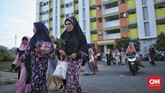 Pelaksanaan ibadah Salat Id di Masjid Jami Al Muhajirin, Rumah Susun Sederhana Sewa (Rusunawa) Rawa Bebek, Cakung, Jakarta. (CNN Indonesia/Bisma Septalisma)