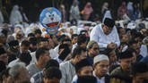 Umat Muslim bersiap melaksanaan salat Id di Lapangan Gasibu, Bandung, Jawa Barat, Rabu (5/6). (ANTARA FOTO/Raisan Al Farisi)