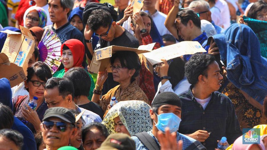 Presiden Joko Widodo (Jokowi) membuka kesempatan bagi masyarakat yang ingin bersilaturahmi dengannya dengan menggelar open house di Istana Negara, Rabu (5/6/19)
