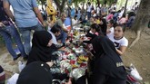 Di Asia Tenggara, ada pula Muslim di Manila Filipina yang merayakan Lebaran. Usai salat Id, mereka bersantap bersama. (AP Photo/Aaron Favila)