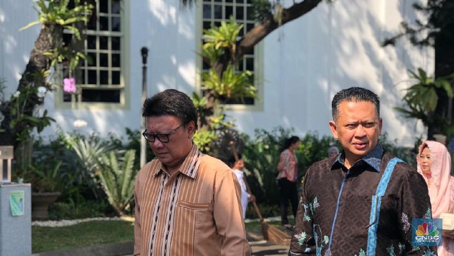Pagi ini, Presiden Joko Widodo melaksanakan halalbihalal atau open house dengan Wakil Presiden Jusuf Kalla.