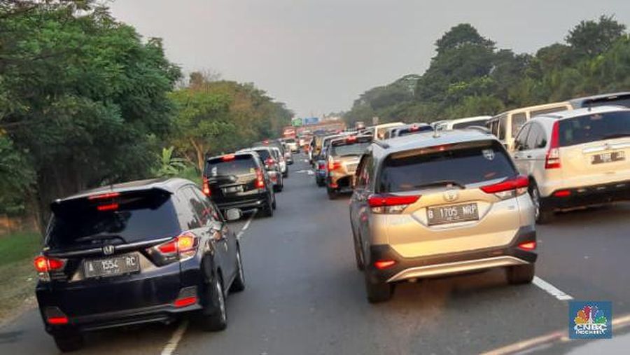 Kemacetan sudah mulai terjadi dari gerbang tol Cikampek-Palimanan dan panjang antrian diperkikaran mencapai lebih dari 10 kilometer.