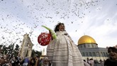 Idul Fitri tetap singgah di Koa Tua Yerusalem. Meski Palestina dan Israel masih berkonflik, warga Palestina tetap bisa dengan merayakan Lebaran. (REUTERS/Ammar Awad)