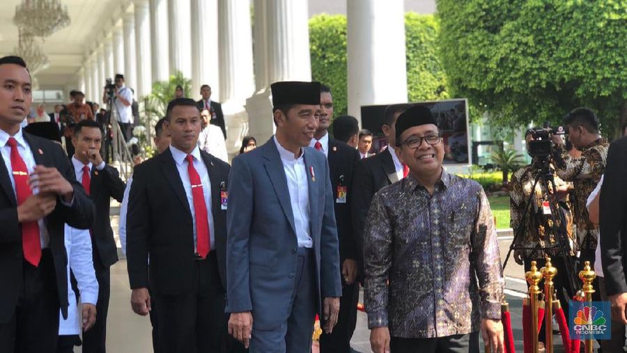 Presiden Joko Widodo (Jokowi) membuka kesempatan bagi masyarakat yang ingin bersilaturahmi dengannya dengan menggelar open house di Istana Negara, Rabu (5/6/19)