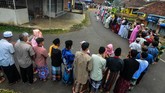 Antrean warga saat berjabat tangan atau bersalaman massal Lebaran usai melaksanakan salat Idul Fitri 1440 Hijriyah di Desa Darmaraja, Kabupaten Ciamis, Jawa Barat. (ANTARA FOTO/Adeng Bustomi)