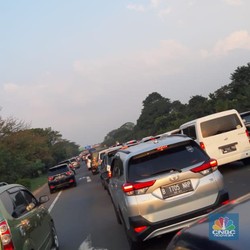 Banyak yang Mudik Susulan, Tol Jakarta-Cikampek Macet