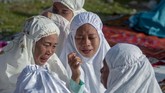 Sejumlah korban bencana terisak dan saling berpelukan usai pelaksanan shalat Id di Kamp Pengungsian Balaroa, Palu, Sulawesi Tengah, Rabu (5/6). Suasana haru meliputi jemaah karena mengenang anggota keluarganya yang telah meninggal akibat bencana 28 September 2018. (ANTARA FOTO/Basri Marzuki)