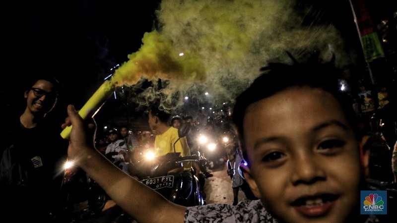 Selain memukul beduk dan bersalawat, para warga juga menyalakan petasan dan kembang api untuk memeriahkan malam takbiran.