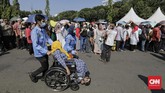 Jokowi kemudian kembali ke Istana dan warga yang mengantre mulai membubarkan diri. (CNN Indonesia/Adhi Wicaksono)