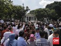 Warga Berebut Bersalaman dengan Jokowi di Istana