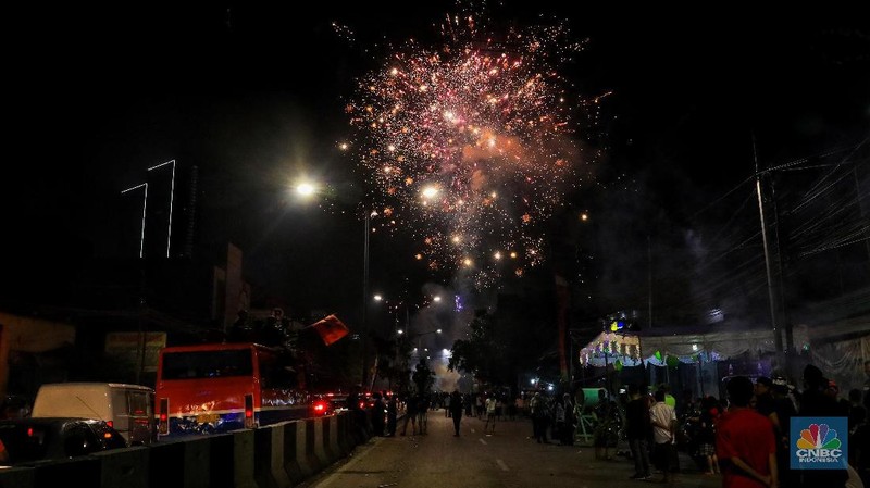 Selain memukul beduk dan bersalawat, para warga juga menyalakan petasan dan kembang api untuk memeriahkan malam takbiran.