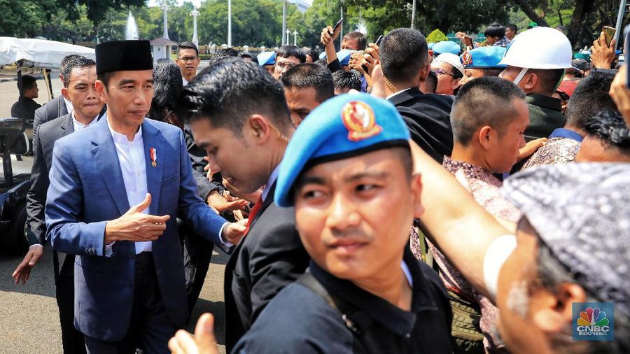 Presiden Joko Widodo menemui warga yang telah lama mengantre untuk bersilahturahmi dengannya di Kawasan Monas, Jakarta, Rabu (5/6/2019). Dengan mengenakan jas berwarna hitam dan memakai peci, jokowi menyapa warganya diatas panggung. 