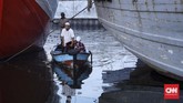 Umat Muslim melaksanakan salat Idul Fitri di kawasan Pelabuhan Sunda Kelapa, Jakarta, Rabu (5/6). Sesuai ketetapan pemerintah 1 Syawal 1440 Hijriah jatuh pada hari ini. Salat Id diadakan untuk menandai akhir dari bulan puasa Ramadhan. (CNN Indonesia/Hesti Rika)