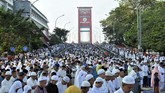 Warga Kota Palembang melaksanakan salat Id 1 Syawal 1440 H di pusat Kota Palembang, Sumsel, Rabu (5/6). (ANTARA FOTO/Feny Selly)