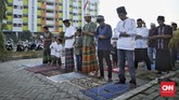 Pelaksanaan ibadah Salat Id di Masjid Jami Al Muhajirin, Rumah Susun Sederhana Sewa (Rusunawa) Rawa Bebek, Cakung, Jakarta. (CNN Indonesia/Bisma Septalisma)