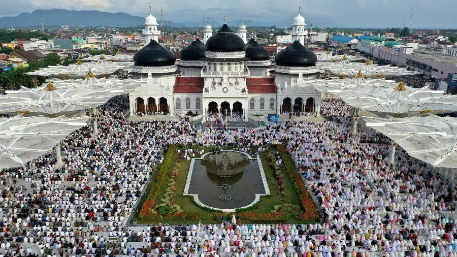 Muslims attend morning prayers to celebrate Eid al-Fitr, marking the end of the holy fasting month of Ramadan, at Baiturrahman Grand Mosque in Banda Aceh, Indonesia, June 5, 2019 in this photo taken by Antara Foto. Antara Foto/Irwansyah Putra/ via REUTERS ATTENTION EDITORS - THIS IMAGE WAS PROVIDED BY A THIRD PARTY. MANDATORY CREDIT. INDONESIA OUT.