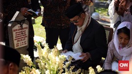 BJ Habibie Ziarah ke Makam Ainun di TMP Kalibata