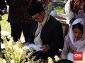 BJ Habibie Ziarah ke Makam Ainun di TMP Kalibata