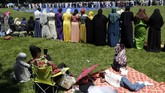 Meski minoritas, Muslim di Philadelphia pun merayakan Idul Fitri bersama. Mereka salat di lapangan Fairmount Park, Selasa (4/6). (AP Photo/Jacqueline Larma)