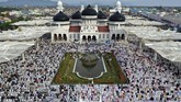 Umat muslim memadati Masjid Raya Baiturrahman untuk melaksanakan ibadah salat Id di Banda Aceh. (ANTARA FOTO/Irwansyah Putra)
