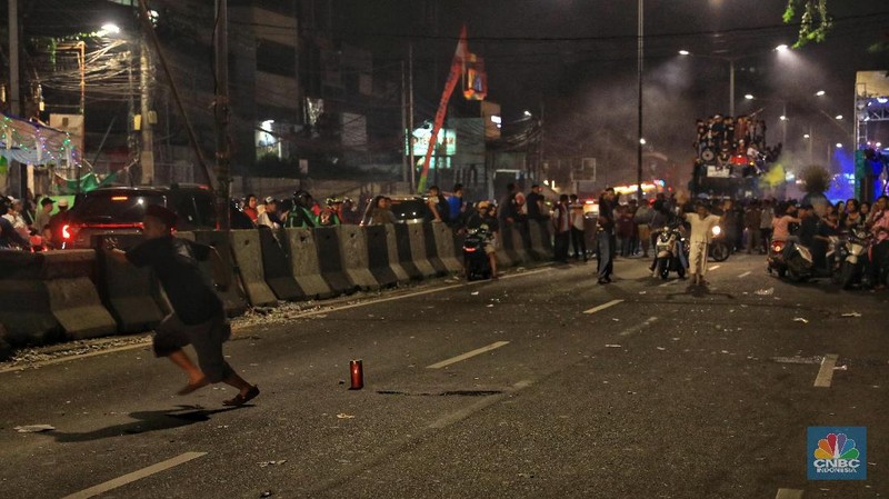 Selain memukul beduk dan bersalawat, para warga juga menyalakan petasan dan kembang api untuk memeriahkan malam takbiran.