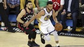 Guard Golden State Warriors Stephen Curry (kanan) menciptakan 47 poin di gim ketiga, tapi tuan rumah tetap kalah dari Raptors. (REUTERS/Sergio Estrada-USA TODAY Sports)