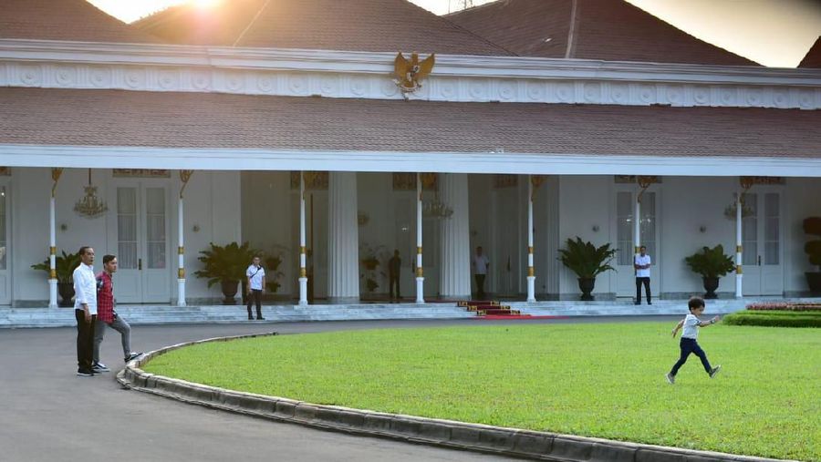 Presiden Bersilaturahmi dengan Masyarakat Yogyakarta
Hari kedua Idulfitri 1440 H yang bertepatan dengan Kamis, 6 Juni 2019 dimanfaatkan Presiden Joko Widodo untuk bersilaturahmi dengan masyarakat. Kali ini giliran masyarakat Daerah Istimewa Yogyakarta (DIY) yang bertemu dengan Kepala Negara.
Presiden dan rombongan tiba di Gedung Agung Yogyakarta sekitar pukul 16.00 WIB dan disambut Kepala Sekretariat Presiden Heru Budi Hartono, Kapolda DIY Irjen Pol Ahmad Dofiri, Danrem 072/Pamungkas Brigjen TNI Mohammad Zamroni, dan Kepala Istana Kepresidenan Yogyakarta Syaifullah.
Sekitar pukul 16.27 WIB Presiden berjalan dari Gedung Induk Istana Kepresidenan Yogyakarta menuju halaman Gedung Seni Sono yang terletak di sebelah selatan Istana. Tampak juga putra sulungnya Gibran Rakabuming Raka dan cucu pertamanya Jan Ethes.
Presiden kemudian menyapa dan bersalaman dengan masyarakat yang sedang mengantre untuk mendapatkan sembako.
Tak hanya dengan Presiden, masyarakat pun tampak antusias melihat Jan Ethes. Beberapa kali Jan Ethes ikut menyapa dengan melambaikan tangannya yang langsung diabadikan oleh masyarakat melalui telepon genggamnya masing-masing.
Sekitar 15 menit menyapa masyarakat di depan Gedung Seni Sono, Presiden kemudian bergeser ke gerbang samping untuk menyapa masyarakat, beberapa kali berswafoto dengan mereka.
Waktu menunjukkan pukul 16.57 WIB saat Presiden kembali menuju Gedung Induk. Sementara pembagian sembako masih terus dilanjutkan.
Sebelumnya, pada pagi hari Presiden bersama Ibu Negara Iriana Joko Widodo bersilaturahmi dengan sejumlah keluarga dan kerabat di kediamannya di Solo.
Yogyakarta, 6 Juni 2019
Deputi Bidang Protokol, Pers, dan Media Sekretariat Presiden
Bey Machmudin
(Biro Pers Sekretariat Presiden/Muchlis Jr)
