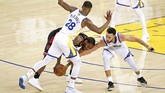 Golden State Warriors gagal membendung penamplan forward Toronto Raptors Kawhi Leonard (tengah) yang mencetak 30 poin di laga ini. (REUTERS/Kyle Terada-USA TODAY Sports)