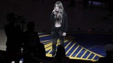Penyanyi Tenille Arts menyanyikan lagu kebangsaan Kanada sebelum pertandingan Golden State Warriors vs Toronto Raptors. (REUTERS/Sergio Estrada-USA TODAY Sports)