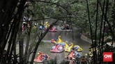 Banyak dari pengunjung yang sudah datang ke Kebun Binatang Ragunan kemarin, Rabu (5/6), namun ternyata tutup pada hari lebaran 1 Syawal 1440 Hijriah. (CNN Indonesia/Adhi Wicaksono)