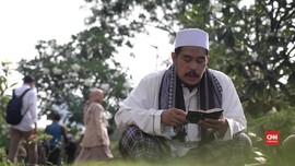Lantunan Doa Syarif di Atas Pusara