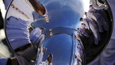 Bayangan para pejabat tercermin pada suatu alat musik. Para pejabat berkumpul di luar Istana Negara untuk merayakan hari ulang tahun ke-41 Ratu Thailand Suthida di Bangkok. (REUTERS/Athit Perawongmetha)