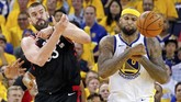 Center Golden State Warriors DeMarcus Cousins (kanan) berusaha mencuri bola dari center Toronto Raptors Marc Gasol. Raptors kemudian menutup babak pertama dengan keunggulan 60-52 atas Warriors. (REUTERS/Kyle Terada-USA TODAY Sports)