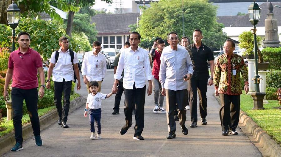 Presiden Bersilaturahmi dengan Masyarakat Yogyakarta

Hari kedua Idulfitri 1440 H yang bertepatan dengan Kamis, 6 Juni 2019 dimanfaatkan Presiden Joko Widodo untuk bersilaturahmi dengan masyarakat. Kali ini giliran masyarakat Daerah Istimewa Yogyakarta (DIY) yang bertemu dengan Kepala Negara.

Presiden dan rombongan tiba di Gedung Agung Yogyakarta sekitar pukul 16.00 WIB dan disambut Kepala Sekretariat Presiden Heru Budi Hartono, Kapolda DIY Irjen Pol Ahmad Dofiri, Danrem 072/Pamungkas Brigjen TNI Mohammad Zamroni, dan Kepala Istana Kepresidenan Yogyakarta Syaifullah.

Sekitar pukul 16.27 WIB Presiden berjalan dari Gedung Induk Istana Kepresidenan Yogyakarta menuju halaman Gedung Seni Sono yang terletak di sebelah selatan Istana. Tampak juga putra sulungnya Gibran Rakabuming Raka dan cucu pertamanya Jan Ethes.

Presiden kemudian menyapa dan bersalaman dengan masyarakat yang sedang mengantre untuk mendapatkan sembako.

Tak hanya dengan Presiden, masyarakat pun tampak antusias melihat Jan Ethes. Beberapa kali Jan Ethes ikut menyapa dengan melambaikan tangannya yang langsung diabadikan oleh masyarakat melalui telepon genggamnya masing-masing.

Sekitar 15 menit menyapa masyarakat di depan Gedung Seni Sono, Presiden kemudian bergeser ke gerbang samping untuk menyapa masyarakat, beberapa kali berswafoto dengan mereka.

Waktu menunjukkan pukul 16.57 WIB saat Presiden kembali menuju Gedung Induk. Sementara pembagian sembako masih terus dilanjutkan.

Sebelumnya, pada pagi hari Presiden bersama Ibu Negara Iriana Joko Widodo bersilaturahmi dengan sejumlah keluarga dan kerabat di kediamannya di Solo.


Yogyakarta, 6 Juni 2019
Deputi Bidang Protokol, Pers, dan Media Sekretariat Presiden

Bey Machmudin


(Biro Pers Sekretariat Presiden/Muchlis Jr)