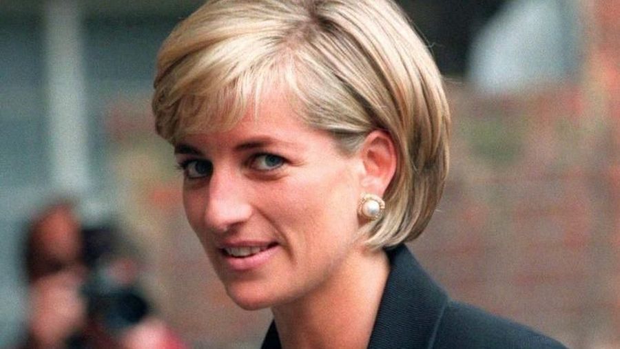 Princess Diana arrives at the Royal Geographical Society in London for a speech on the dangers of landmines throughout the world June 12, 1997. REUTERS/Ian Waldie