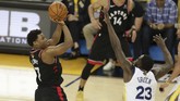 Guard Toronto Raptors Kyle Lowry (kiri) melepaskan lemparan. Lowry salah satu pemain Raptors yang tampil bersinar di gim ketiga dengan 23 poin dan sembilan assist.(REUTERS/Sergio Estrada-USA TODAY Sports)