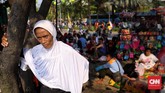 Kawasan pantai menjadi salah satu tempat favorit warga untuk menikmati liburan. (CNN Indonesia/Hesti Rika)